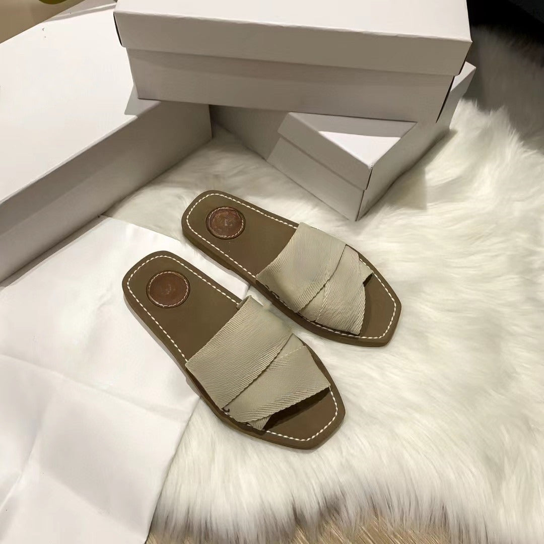 Women's new fashion Joker letter slippers wear girls' heart beach sandals with thick soles have a shoe box.