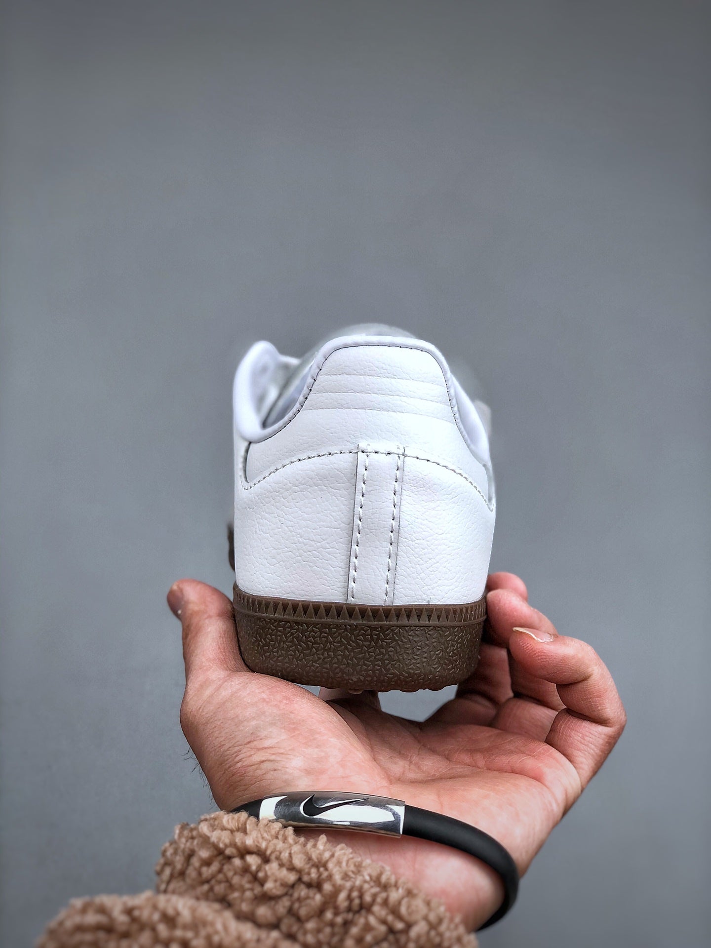 Men's and women's casual joker high quality suede upper sneakers have a shoe box.