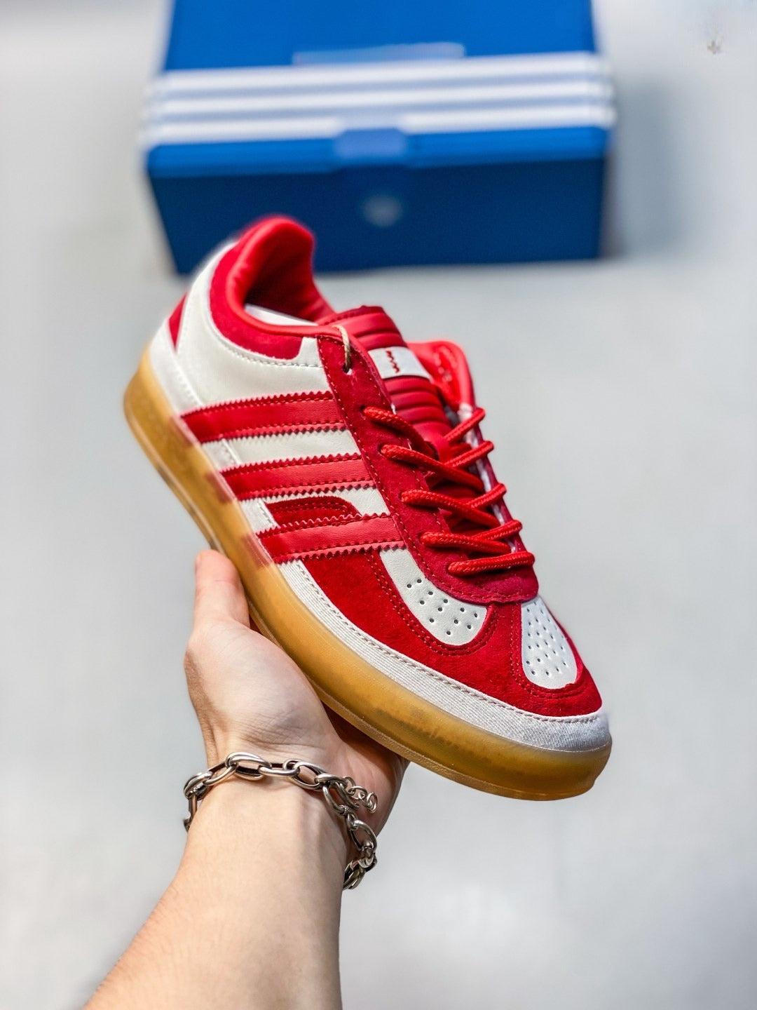 Men and women with the same new casual Joker lace-up design rubber outsole classic sneakers white shoes have a shoe box.