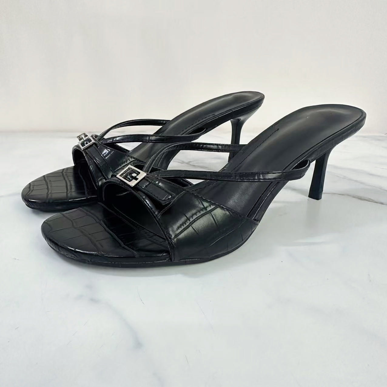 Women's 2025 New Fashion Joker Crocodile High-heeled Stilettos with Round Head Buckle Sandals.