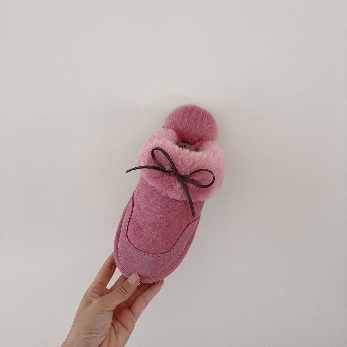 New winter warm plus velvet slippers have a shoe box