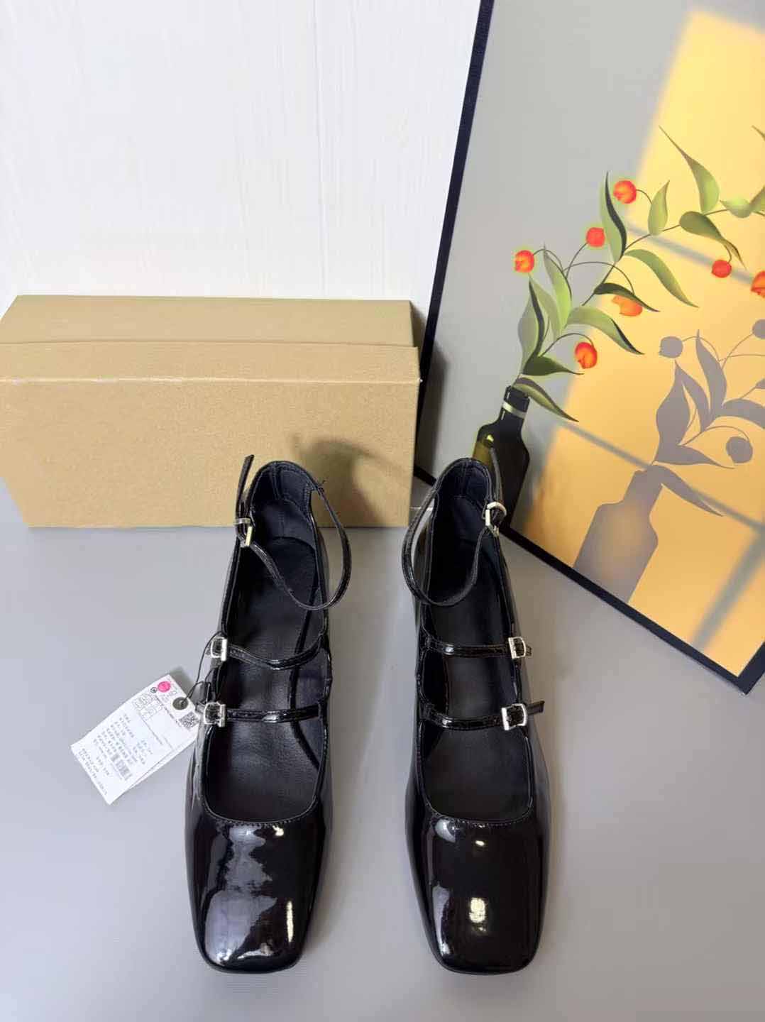 Women's New Fashion Joker Square Thick Shoes Buckle Design Women's Shoes.