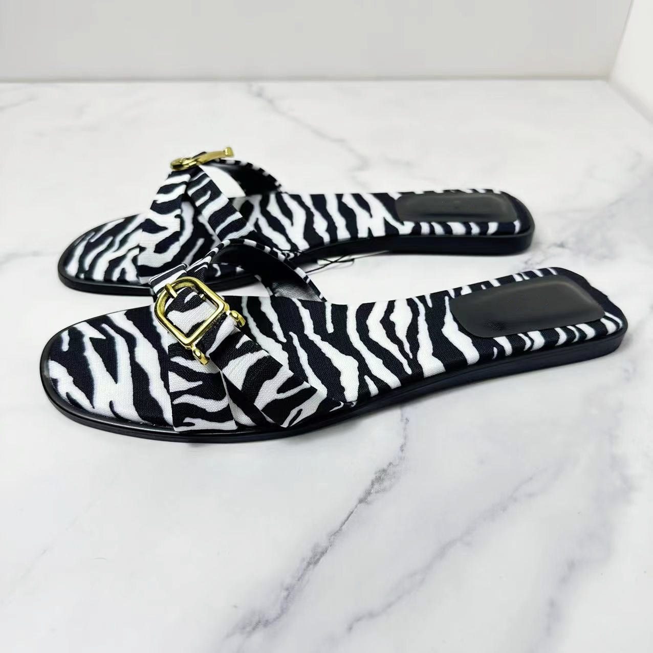 Women's New Fashion Joker Square Cross-belt Leisure Slippers for Travel and Holiday.