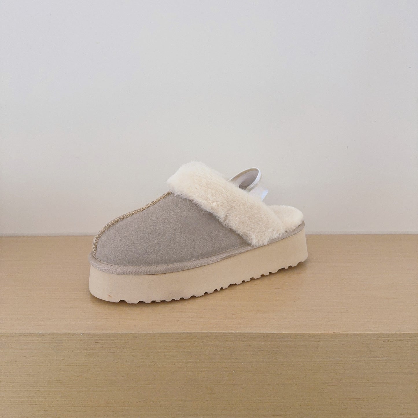 Women's new winter platform letter elastic belt slippers have a shoe box.