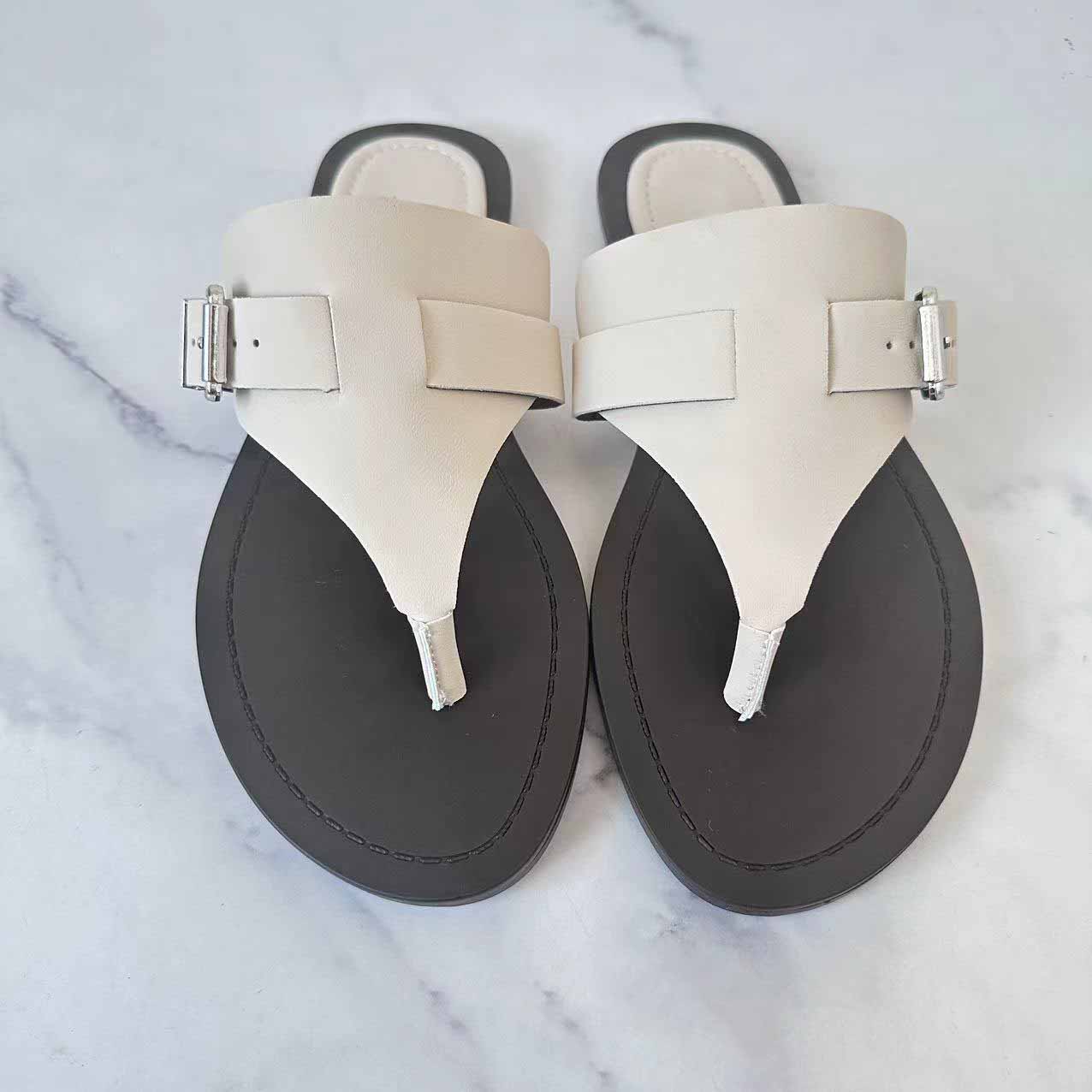 Women's New Fashion Joker Round-headed Flat Slippers Women Wear Sandals and Slippers Outside Their Feet.
