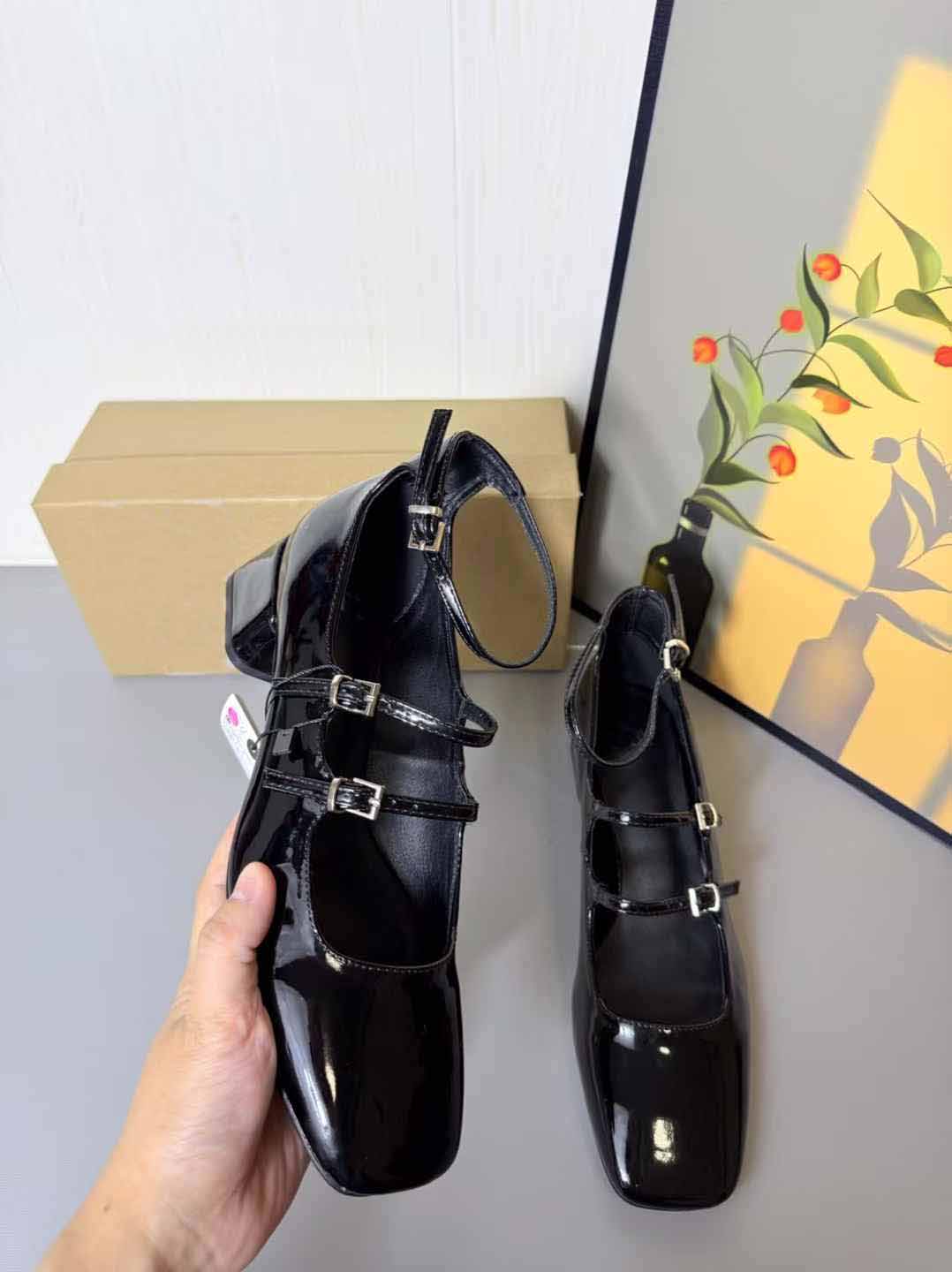 Women's New Fashion Joker Square Thick Shoes Buckle Design Women's Shoes.