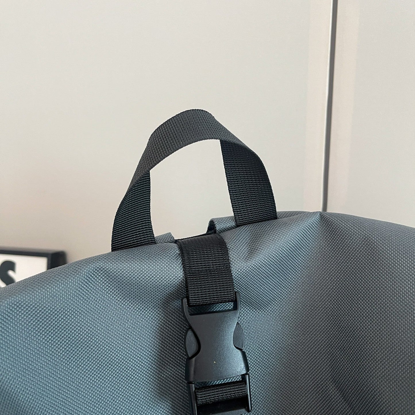 Men and women with the new fashion, leisure, versatile, large-capacity waterproof business bag, travel bag and shoulder bag.