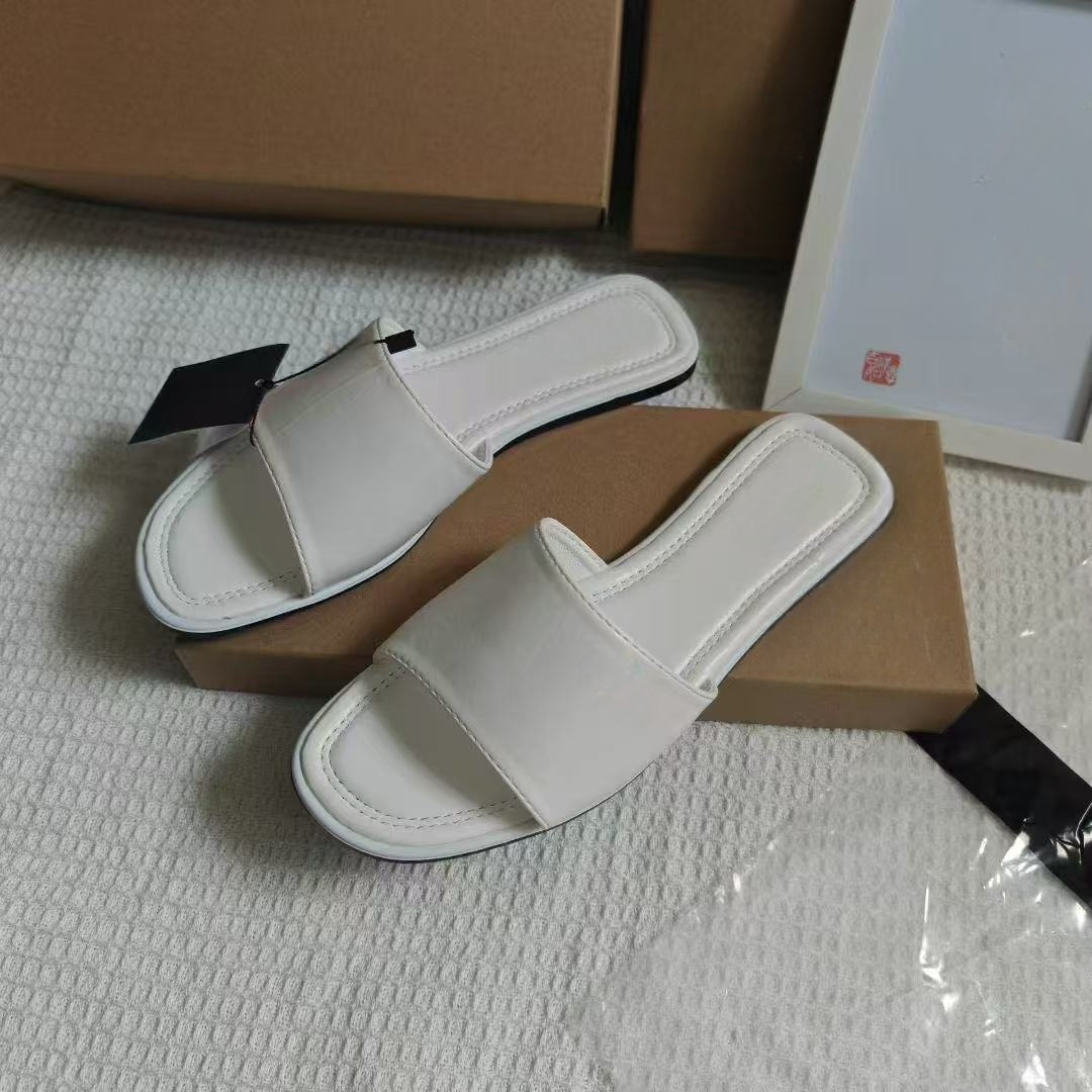Women's New Fashion Casual Joker Wear Beach Sandals and Slippers with Thin Bottom and Comfortable Slippers.