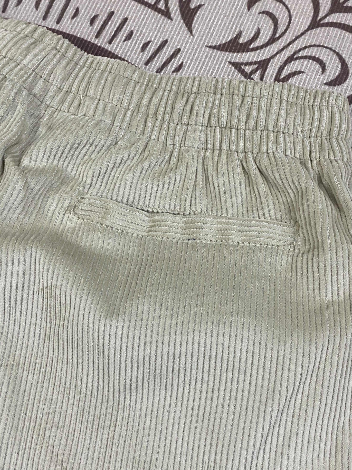 Men and women with the same new Joker couple style corduroy fabric elastic waist casual shorts.