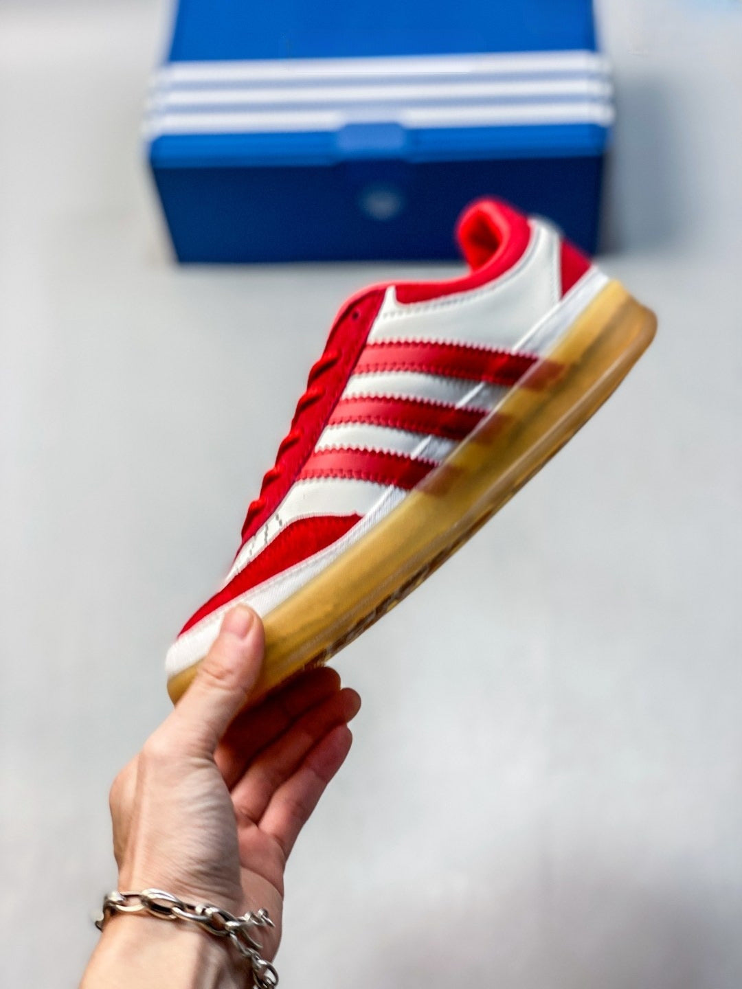 Men and women with the same new casual Joker lace-up design rubber outsole classic sneakers white shoes have a shoe box.