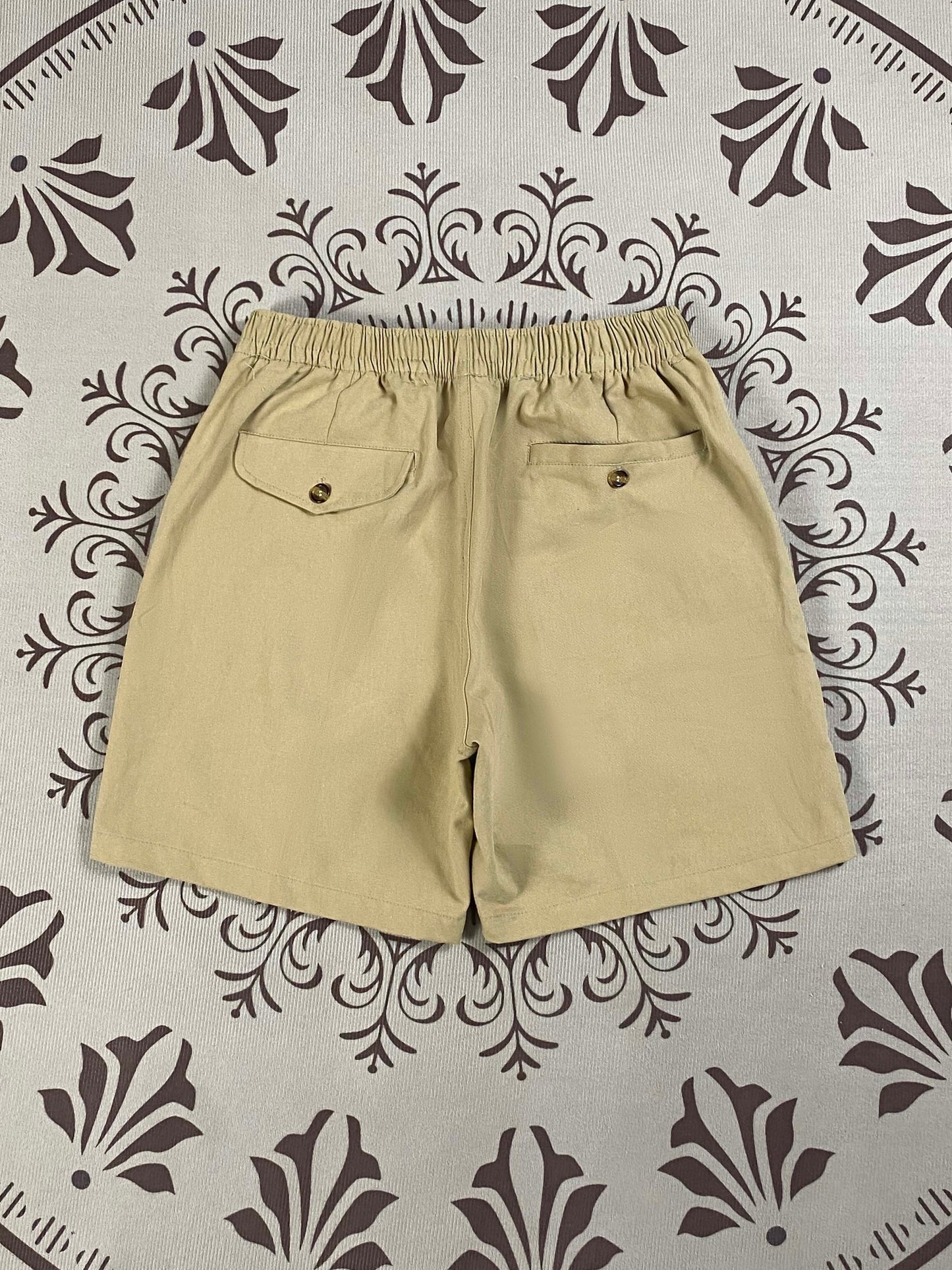 Men and women with the same new Joker couple style elastic waist zipper casual shorts.