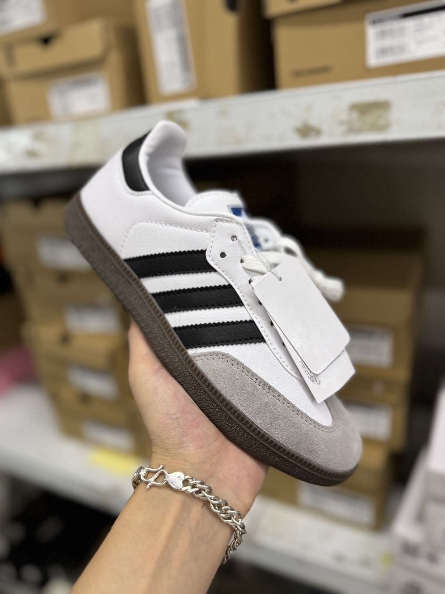 Men and women with the same new football style Joker low-top leisure sports shoes have a shoe box