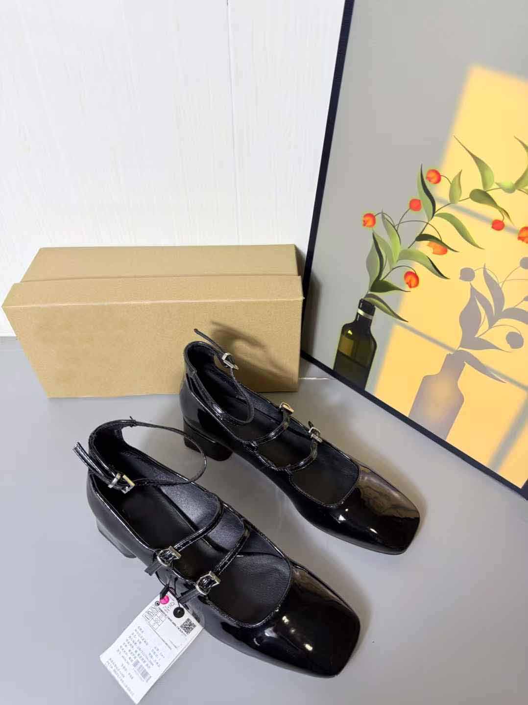 Women's New Fashion Joker Square Thick Shoes Buckle Design Women's Shoes.