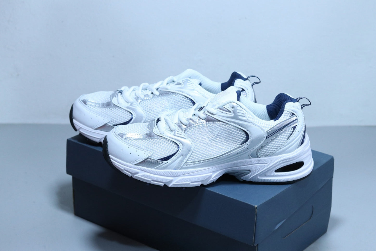 New comfortable low-top casual running shoes have a shoe box