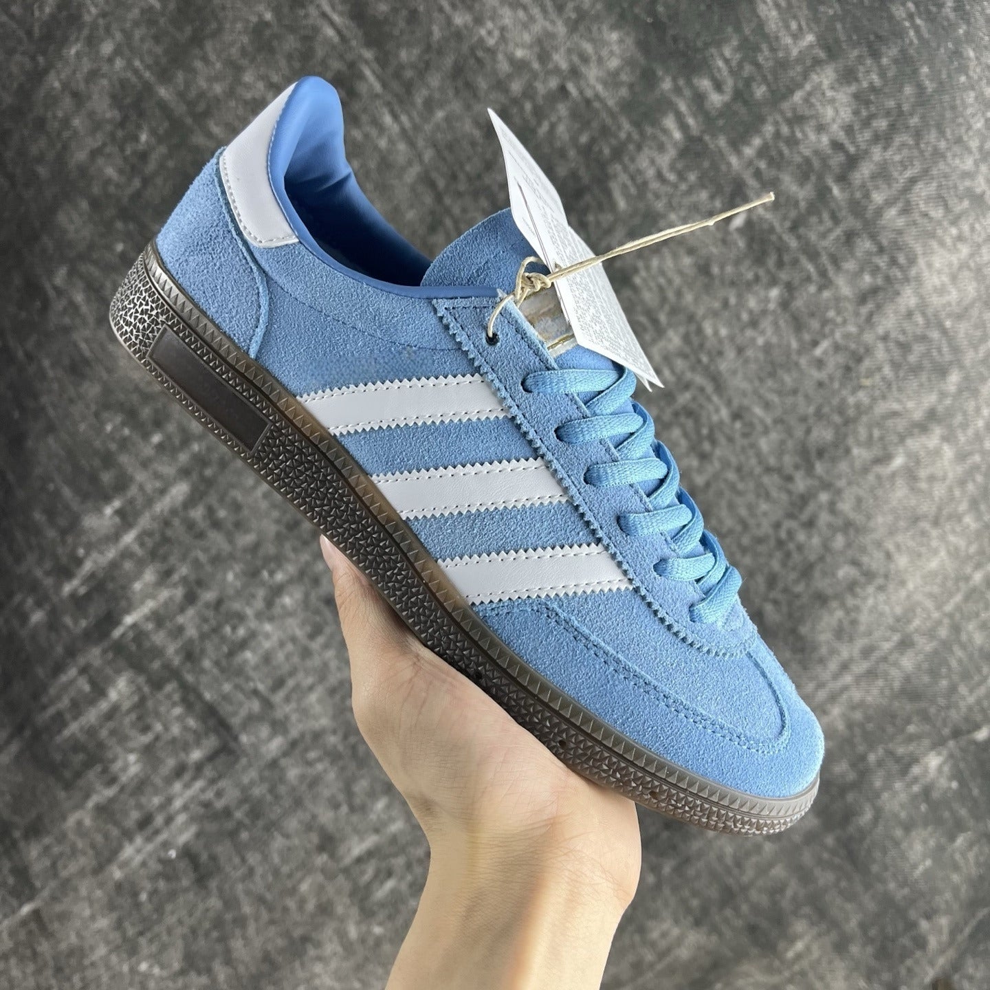 New classic retro casual sneakers have a shoe box