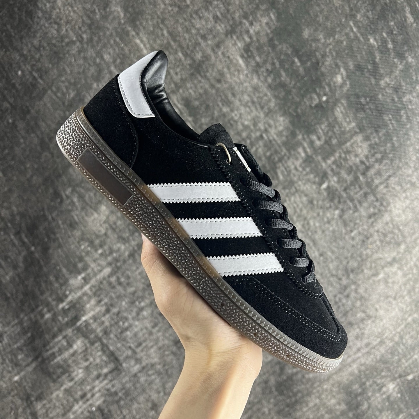 New classic retro casual sneakers have a shoe box