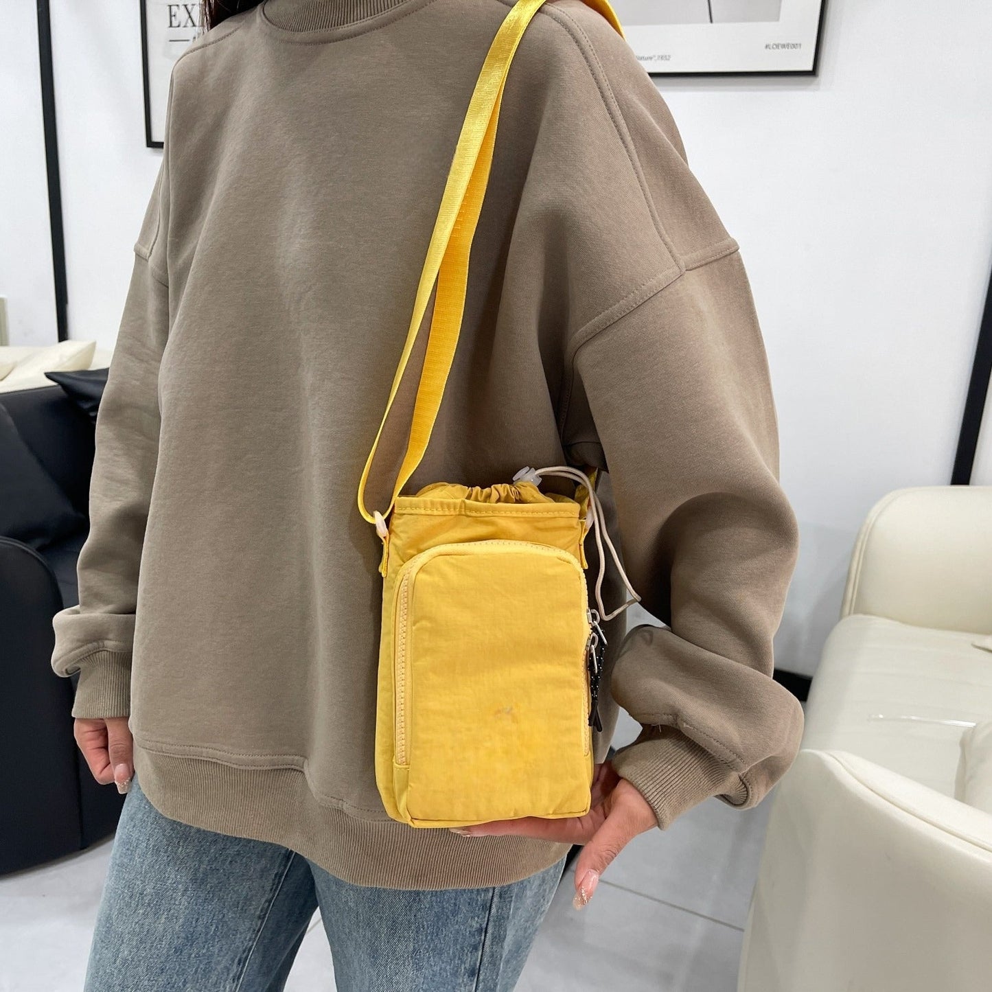 Men's and Women's Leisure Versatile Sports Adjustable Shoulder Strap Multifunctional Water Cup Mobile Phone Messenger Bag