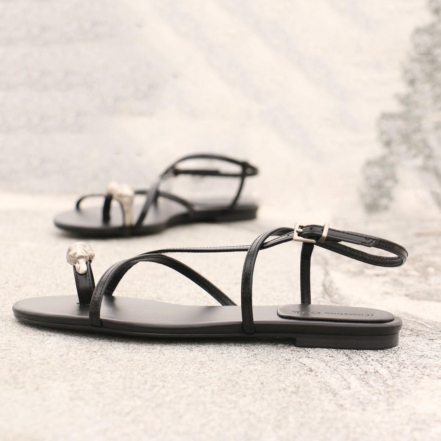 Women's 2025 Summer New Open-toed Flat-bottomed Flip-flops with Crossed Straps.