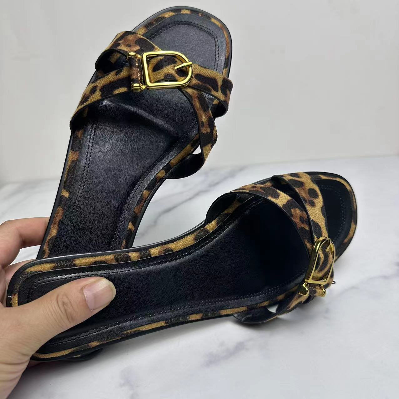 Women's New Fashion Joker Square Cross-belt Leisure Slippers for Travel and Holiday.
